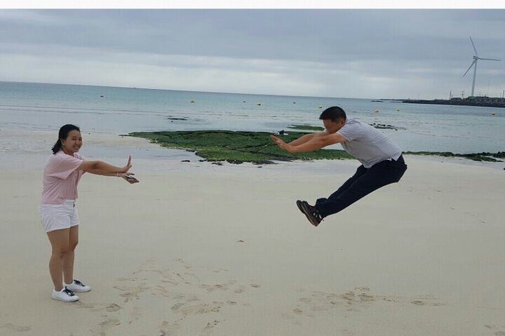 Well known for its beautiful scenery, white sand and emerald water, Jeju Woljeong-ri Beach has a road filled with tea houses and coffee shops. 
